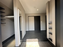 とても広々とした玄関、両サイドに収納有り